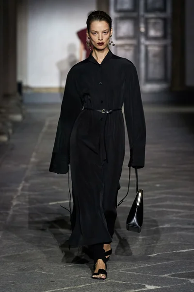 Look 16